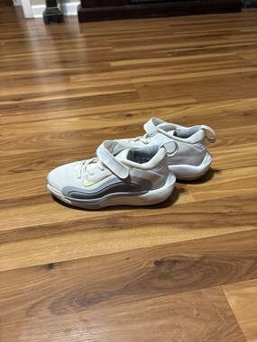 Nike Little Kids' IsoFly Basketball Shoes White/Gold FQ7670-100 size 11C